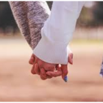 ディズニーデートで手をつなぎたい!女性からの合図はあるの?